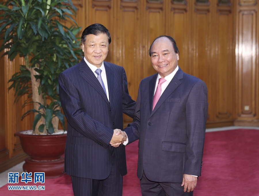 應(yīng)越南共產(chǎn)黨邀請，中共中央政治局常委、中央書記處書記劉云山9月18日至19日對越南進(jìn)行正式訪問。這是9月19日，劉云山在河內(nèi)會見越南總理阮春福。 新華社記者 丁林 攝