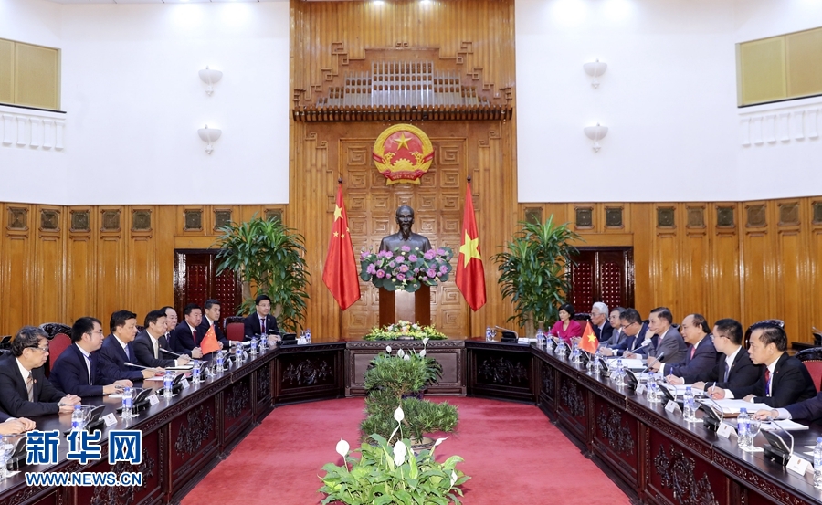 應(yīng)越南共產(chǎn)黨邀請，中共中央政治局常委、中央書記處書記劉云山9月18日至19日對越南進(jìn)行正式訪問。這是9月19日，劉云山在河內(nèi)會見越南總理阮春福。 新華社記者 丁林 攝