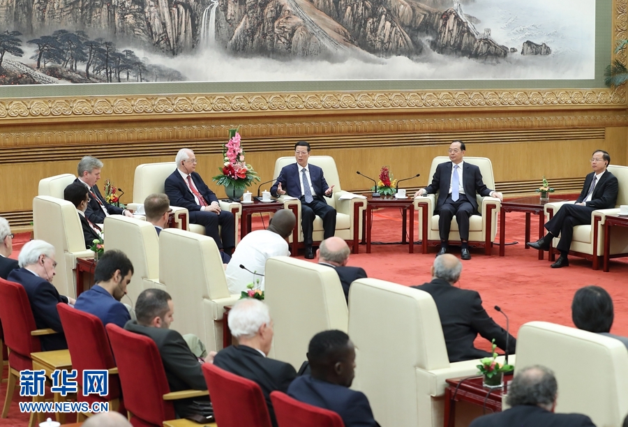 9月21日，中共中央政治局常委、國務(wù)院副總理張高麗在北京人民大會堂會見來華參加2017&ldquo;一帶一路&rdquo;媒體合作論壇的外方代表并回答大家關(guān)心的問題。新華社記者王曄攝 