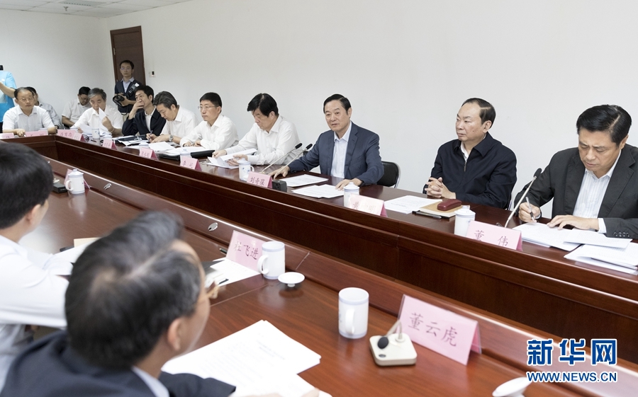 9月22日，中共中央政治局委員、中央書記處書記、中宣部部長劉奇葆在北京調(diào)研京劇像音像工程情況。這是劉奇葆與有關(guān)方面負(fù)責(zé)同志座談交流。新華社記者 丁海濤 攝