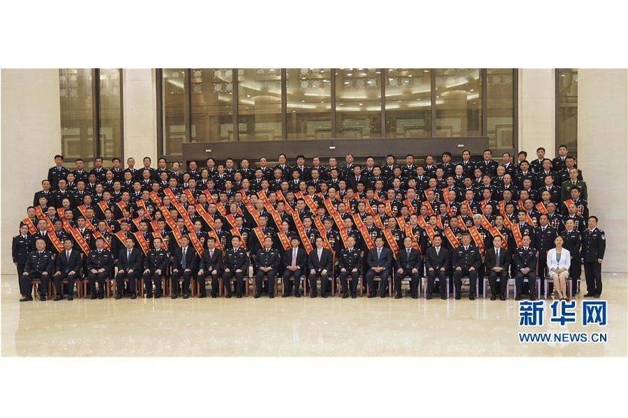 9月22日，&ldquo;熱血鑄劍&middot;丹心衛(wèi)民&rdquo;全國公安百佳刑警推選活動揭曉儀式在北京舉行。中共中央政治局委員、中央政法委書記孟建柱會見當選民警并觀看揭曉儀式。國務委員、公安部部長郭聲琨參加會見并觀看揭曉儀式。新華社記者 殷剛 攝