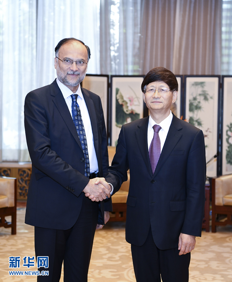 9月26日，中共中央政治局委員、中央政法委書記孟建柱在北京會(huì)見來華出席國(guó)際刑警組織第86屆全體大會(huì)的巴基斯坦內(nèi)政部長(zhǎng)伊克巴爾。新華社記者 張領(lǐng) 攝