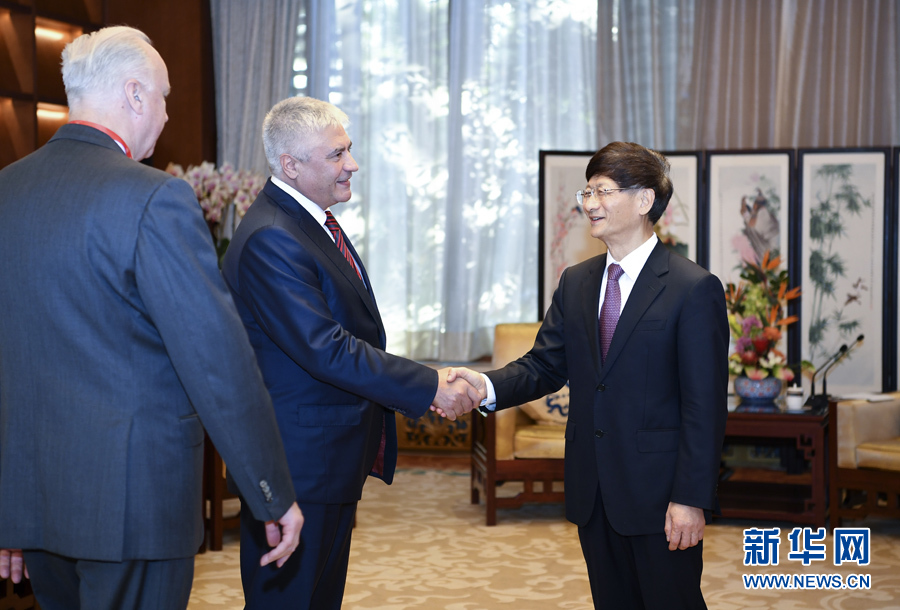 9月26日，中共中央政治局委員、中央政法委書記孟建柱在北京會(huì)見來華出席國(guó)際刑警組織第86屆全體大會(huì)的俄羅斯內(nèi)務(wù)部長(zhǎng)科洛科利采夫（左二）和俄聯(lián)邦調(diào)查委員會(huì)主席巴斯特雷金（左一）。新華社記者 張領(lǐng) 攝 