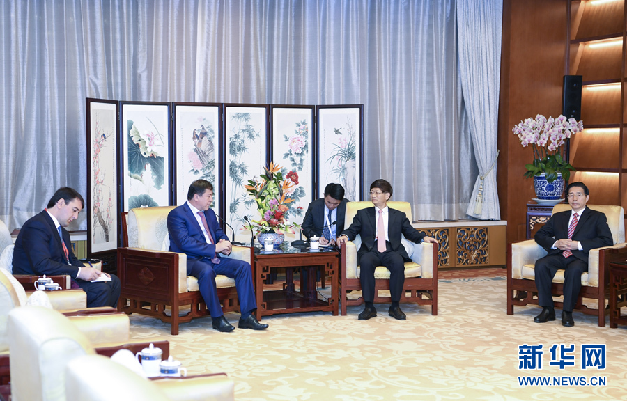 9月26日，中共中央政治局委員、中央政法委書記孟建柱在北京會(huì)見來華出席國(guó)際刑警組織第86屆全體大會(huì)的塔吉克斯坦內(nèi)務(wù)部長(zhǎng)拉希姆佐達(dá)。國(guó)務(wù)委員、公安部部長(zhǎng)郭聲琨參加有關(guān)會(huì)見。新華社記者 張領(lǐng) 攝