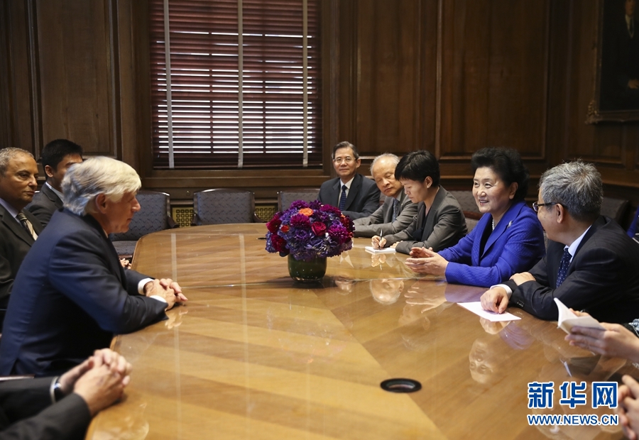 當(dāng)?shù)貢r(shí)間9月26日，國務(wù)院副總理劉延?xùn)|在紐約哥倫比亞大學(xué)出席中美大學(xué)校長與智庫論壇并發(fā)表主旨演講。這是論壇開始前，國務(wù)院副總理劉延?xùn)|（右二）會(huì)見哥倫比亞大學(xué)校長博林格（左）。新華社記者 王迎 攝