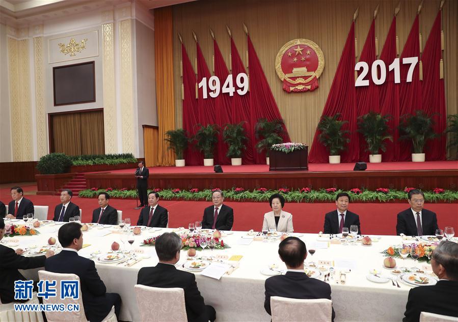 9月28日，全國政協(xié)辦公廳、中共中央統(tǒng)戰(zhàn)部、國務(wù)院僑辦、國務(wù)院港澳辦、國務(wù)院臺辦在北京人民大會堂聯(lián)合舉行國慶招待會。中共中央政治局常委、全國政協(xié)主席俞正聲與2800多名港澳臺僑各界代表歡聚一堂，慶祝中華人民共和國成立68周年。這是俞正聲在招待會上致辭。新華社記者 龐興雷 攝