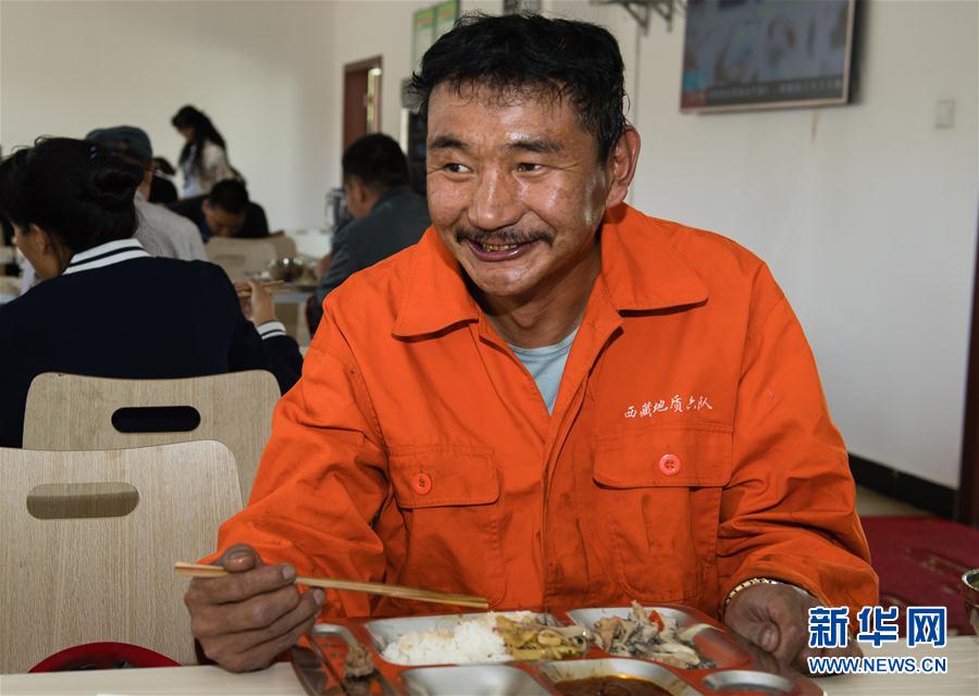 (十九大代表風(fēng)采·圖文互動(dòng))(1)鉆探高級(jí)技工向巴扎西:我為祖國探礦藏