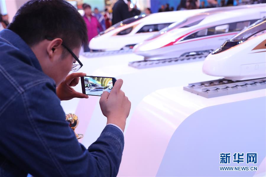 （十九大時(shí)光&middot;圖文互動(dòng)）（2）向著夢(mèng)想，奮進(jìn)！&mdash;&mdash;來自&ldquo;砥礪奮進(jìn)的五年&rdquo;大型成就展現(xiàn)場(chǎng)的報(bào)道 