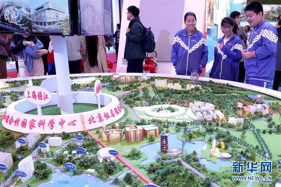 （十九大時(shí)光&middot;圖文互動(dòng)）（4）向著夢(mèng)想，奮進(jìn)！&mdash;&mdash;來自&ldquo;砥礪奮進(jìn)的五年&rdquo;大型成就展現(xiàn)場(chǎng)的報(bào)道 