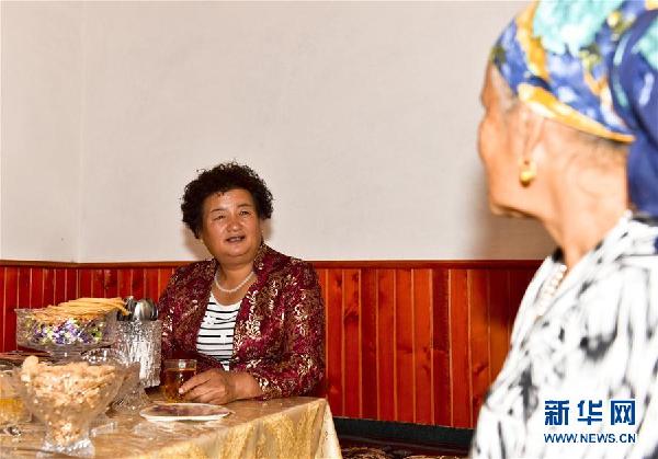 (十九大代表風(fēng)采·圖文互動(dòng))(3)“農(nóng)民”李元敏:打造村民引以為豪的新“蓋買(mǎi)”