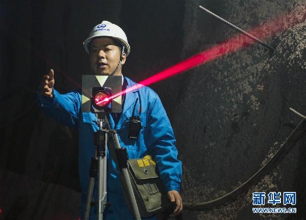 (十九大代表風采·圖文互動)(1)白芝勇:用點線繪就“測量人生”