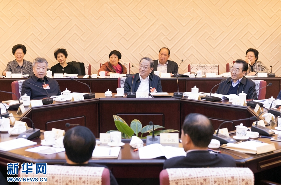 10月30日，政協(xié)第十二屆全國(guó)委員會(huì)常務(wù)委員會(huì)第二十三次會(huì)議舉行分組討論，與會(huì)人員圍繞深入學(xué)習(xí)貫徹中共十九大精神認(rèn)真討論，積極建言獻(xiàn)策。全國(guó)政協(xié)主席俞正聲參加討論。新華社記者 丁海濤 攝