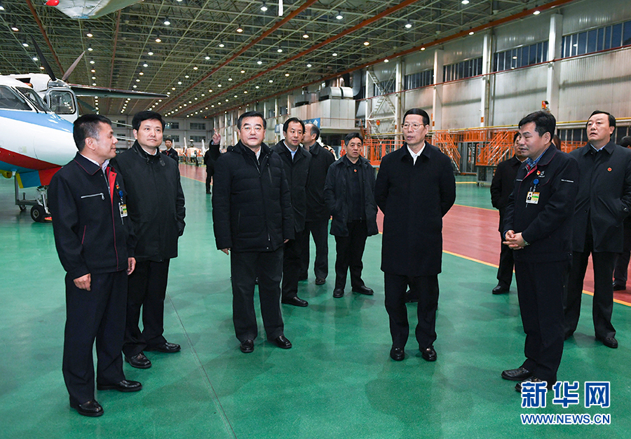 11月14日至15日，國務(wù)院副總理張高麗在黑龍江調(diào)研。這是11月14日，張高麗到哈爾濱飛機工業(yè)集團有限責(zé)任公司了解國有老企業(yè)轉(zhuǎn)型升級情況。 新華社記者 高潔 攝