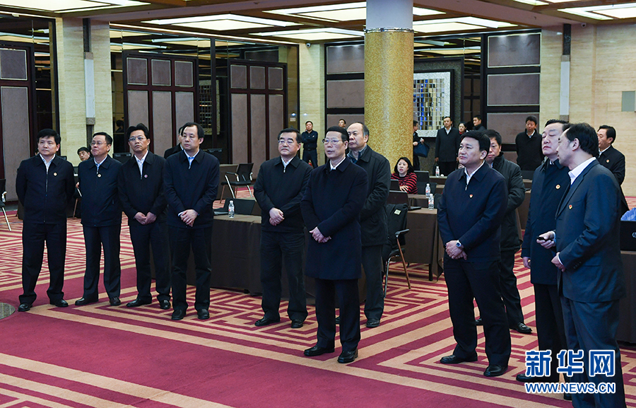 11月14日至15日，國務(wù)院副總理張高麗在黑龍江調(diào)研。這是11月14日，張高麗到黑龍江糧食交易市場了解糧食生產(chǎn)和銷售、糧食產(chǎn)品深加工、政策性儲糧去庫存等工作。 新華社記者 高潔 攝