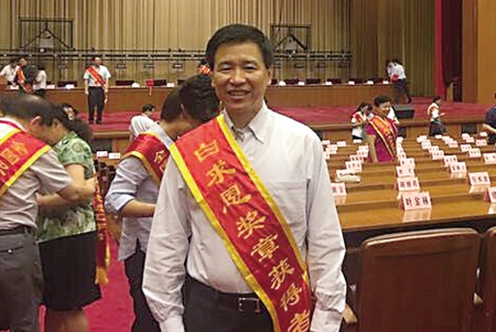 黃國(guó)寧被授予我國(guó)衛(wèi)生行業(yè)的最高榮譽(yù)&ldquo;白求恩獎(jiǎng)?wù)?rdquo;。