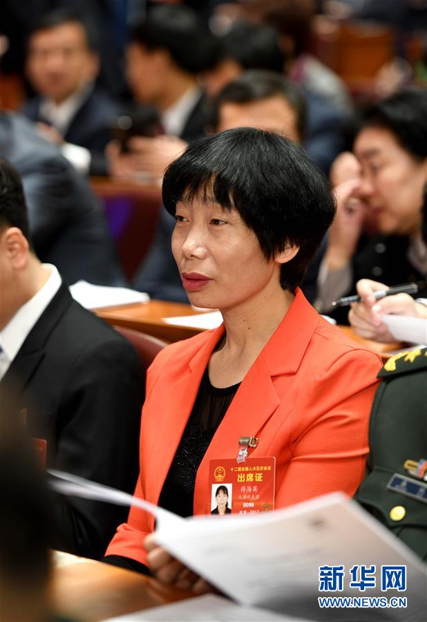 (兩會(huì)·履職影像記)(1)薛海英代表:關(guān)注農(nóng)民工權(quán)益和城市環(huán)境