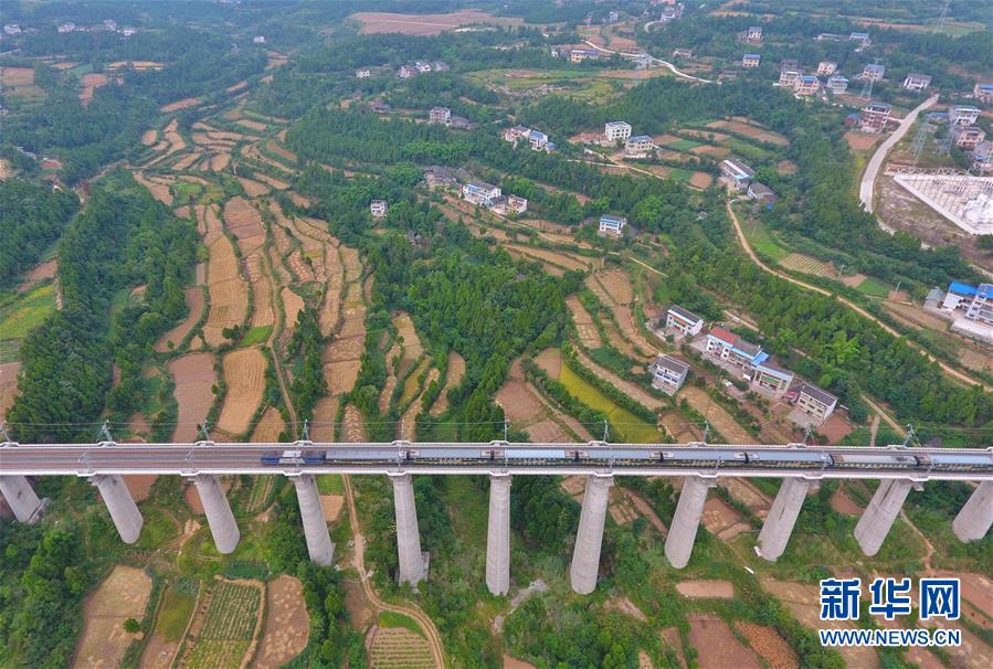 （新華全媒頭條&middot;圖文互動(dòng)）（6）開啟新征程　譜寫新史詩&mdash;&mdash;以習(xí)近平同志為核心的黨中央引領(lǐng)中國特色社會(huì)主義進(jìn)入新時(shí)代