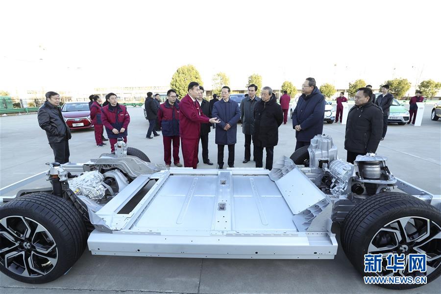 1月9日至10日，國務(wù)院副總理張高麗在安徽調(diào)研推動長江經(jīng)濟帶發(fā)展工作。這是1月9日，張高麗在江淮汽車股份有限公司了解企業(yè)生產(chǎn)經(jīng)營和參與國際產(chǎn)能合作情況。新華社記者 龐興雷 攝