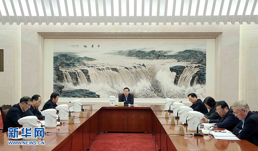 1月16日，中共十二屆全國(guó)人大常委會(huì)黨組在北京召開(kāi)會(huì)議，認(rèn)真學(xué)習(xí)領(lǐng)會(huì)習(xí)近平總書(shū)記在十九屆中央紀(jì)委二次全會(huì)上的重要講話和全會(huì)精神，研究部署貫徹落實(shí)工作。全國(guó)人大常委會(huì)委員長(zhǎng)、常委會(huì)黨組書(shū)記張德江主持會(huì)議并講話。新華社記者 劉衛(wèi)兵 攝