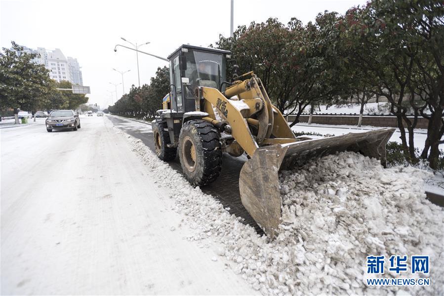 （新華全媒頭條）（9）雨雪冰凍中，他們奮力前行&mdash;&mdash;基層黨員干群抗擊冰雪災(zāi)害紀實