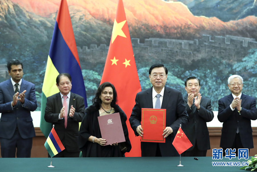 2月2日，全國(guó)人大常委會(huì)委員長(zhǎng)張德江在北京人民大會(huì)堂與毛里求斯國(guó)民議會(huì)議長(zhǎng)哈努曼吉舉行會(huì)談。這是雙方會(huì)談前共同出席中國(guó)全國(guó)人大與毛里求斯國(guó)民議會(huì)合作諒解備忘錄的簽字儀式。新華社記者 龐興雷 攝