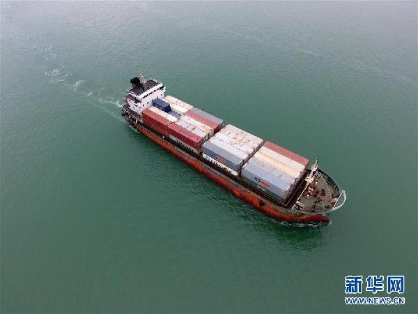 (在習近平新時代中國特色社會主義思想指引下——新時代新氣象新作為·圖文互動)(2)大工業(yè)與白海豚“共存共榮”——廣西欽州港深化改革開放構建綠色發(fā)展高地