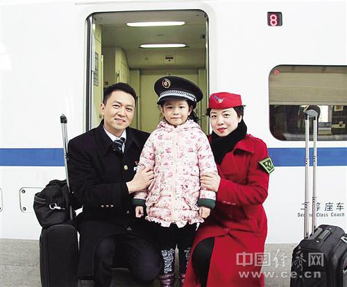 陳剛（左）、肖三英以及女兒陳昱彤的合照。經(jīng)濟(jì)日?qǐng)?bào)-中國(guó)經(jīng)濟(jì)網(wǎng)記者 王軼辰攝