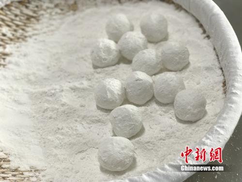 制作元宵時，首先要將餡料做好，沾上水，再投進(jìn)盛滿糯米粉的笸籮內(nèi)搖。<a target='_blank'  ><p  align=