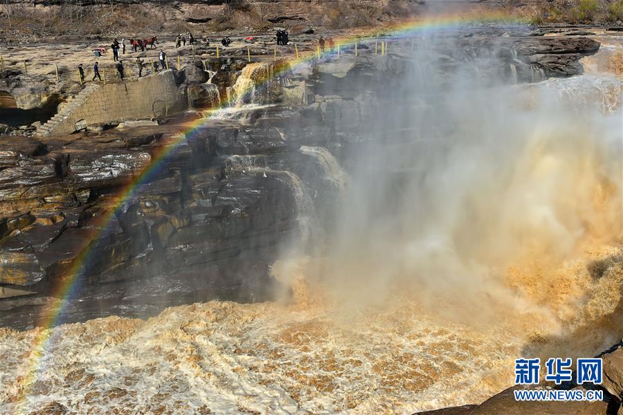 （社會(huì)）（2）壺口迎來(lái)&ldquo;桃花汛&rdquo; 黃河兩岸架彩虹