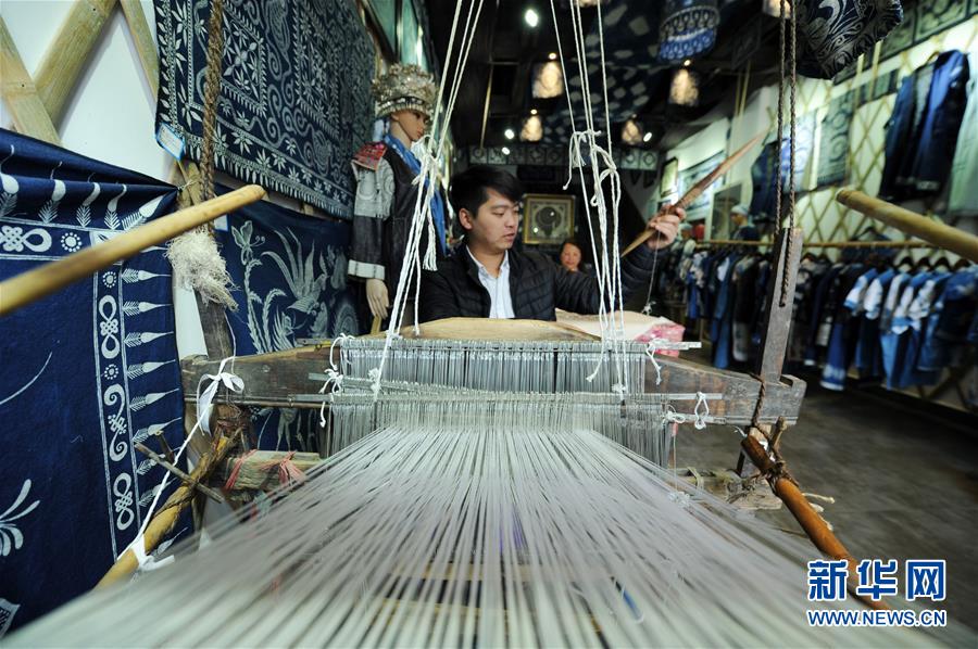 （社會(huì)）（7）貴州丹寨：&ldquo;指尖經(jīng)濟(jì)&rdquo;繪制脫貧藍(lán)圖