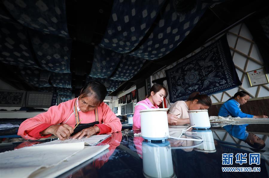 （社會）（4）貴州丹寨：&ldquo;指尖經(jīng)濟(jì)&rdquo;繪制脫貧藍(lán)圖