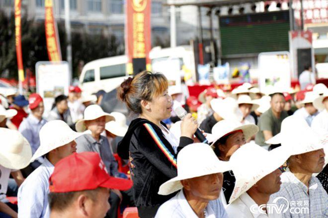 活動現(xiàn)場，農(nóng)民搶答問題