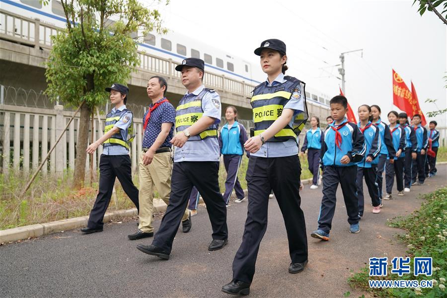 (社會(huì))(1)孩子們的“紅領(lǐng)巾護(hù)路志愿隊(duì)”
