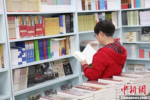 5月9日，一女子在哈爾濱市某書店選購圖書。從5月1日至5月4日，全國32家紙廠宣布漲價，各紙種漲價幅度為每噸100元至300元不等。對此，出版行業(yè)業(yè)內(nèi)人士表示&ldquo;因為紙張價格上漲，直接造成了出版成本的明顯增加，出版行業(yè)只能被迫對圖書定價進行調(diào)整。&rdquo;
<a target='_blank' >中新社</a>記者 于琨 攝