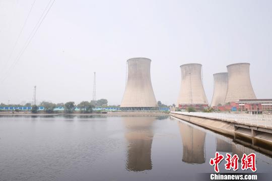 按照規(guī)劃，位于首鋼園區(qū)內(nèi)的滑雪大跳臺(tái)建成后將成為世界首例永久保留和使用的單板大跳臺(tái)場地。圖為單板大跳臺(tái)選址所在地?！№n海丹 攝