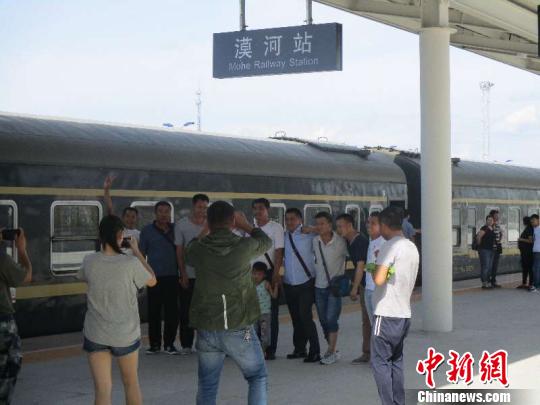 圖為旅客在漠河站合影留念。(中國鐵路哈爾濱局集團有限公司提供)