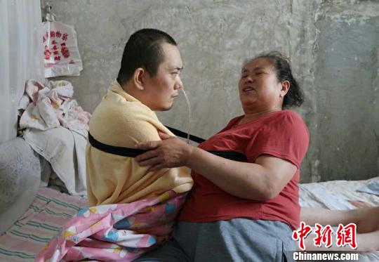 身體日漸衰老的梁青蘭每次幫兒子翻身、坐立，全身的衣物都要濕透一次?！∩忻鱾b 攝