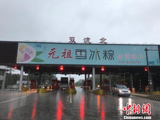 網(wǎng)傳車輛被淹的收費(fèi)站現(xiàn)狀。　鐘欣 攝