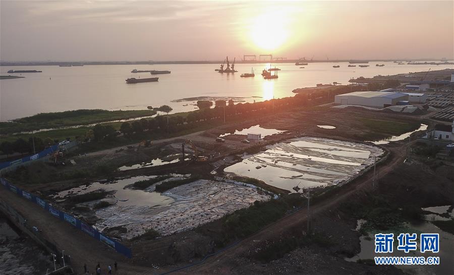 （新華視點(diǎn)&middot;圖文互動(dòng)）（3）中央督察兩年有的絲毫未改，有的不減反增&mdash;&mdash;江蘇泰興數(shù)萬(wàn)噸化工廢料和污泥堆放長(zhǎng)江邊調(diào)查