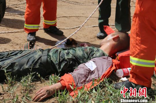 大喊&ldquo;危險(xiǎn)別來(lái)&rdquo;的被救夫婦說(shuō)：他跟孩子一樣親