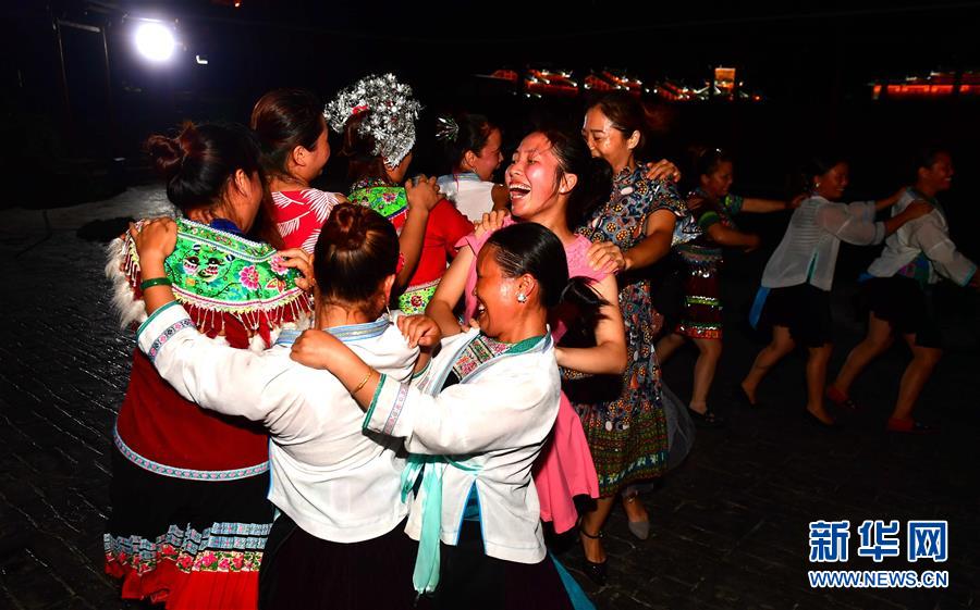 （社會(huì)）（8）苗山脫貧影像志&mdash;&mdash;把苗寨搬進(jìn)景區(qū) 讓貧困戶(hù)住進(jìn)城里