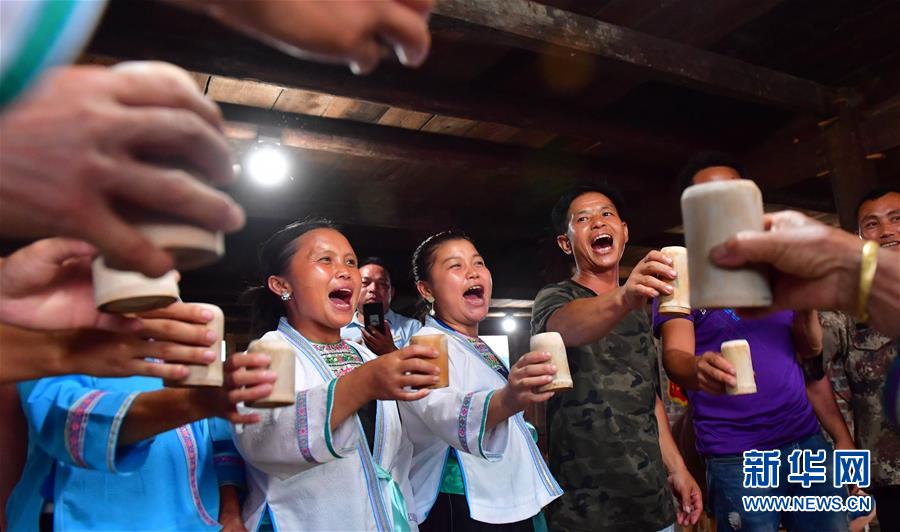 （社會）（12）苗山脫貧影像志&mdash;&mdash;把苗寨搬進(jìn)景區(qū) 讓貧困戶住進(jìn)城里