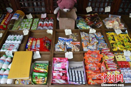 圖為:“誠(chéng)信小賣部”販賣的商品 范宇斌 攝
