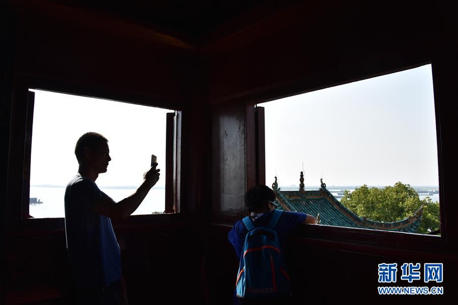 （大江奔流&mdash;&mdash;來(lái)自長(zhǎng)江經(jīng)濟(jì)帶的報(bào)道&middot;圖文互動(dòng)）（1）登岳陽(yáng)樓，又見&ldquo;浩浩湯湯&rdquo;