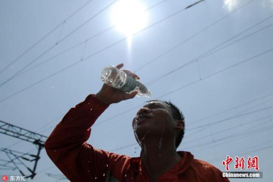 資料圖：高溫下的人。胡國林 攝 圖片來源：東方IC 版權(quán)作品 請勿轉(zhuǎn)載