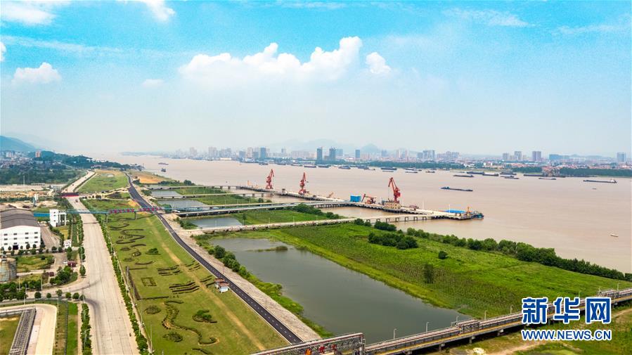 （大江奔流&mdash;&mdash;來(lái)自長(zhǎng)江經(jīng)濟(jì)帶的報(bào)道&middot;新華全媒頭條&middot;圖文互動(dòng)）（1）打造經(jīng)濟(jì)高質(zhì)量發(fā)展的強(qiáng)勁引擎&mdash;&mdash;深入推動(dòng)長(zhǎng)江經(jīng)濟(jì)帶發(fā)展述評(píng)