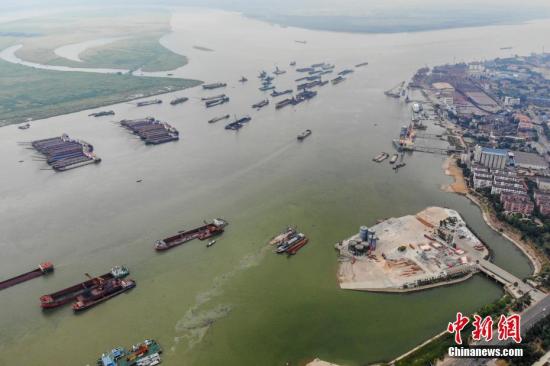 8月1日，巨型的水泥儲罐被吊離碼頭，湖南岳陽城陵磯新港區(qū)天欣碼頭的整治已基本完成。今年5月，長江岸線湖南段開展港口碼頭&ldquo;關(guān)停并轉(zhuǎn)&rdquo;專項整治行動。截至目前，該行動已集中關(guān)停42個碼頭泊位，退出岸線7302米。楊華峰 攝