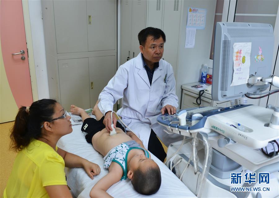 （新華全媒頭條&middot;圖文互動）（4）以生命的名義&mdash;&mdash;獻(xiàn)給首個&ldquo;中國醫(yī)師節(jié)&rdquo;