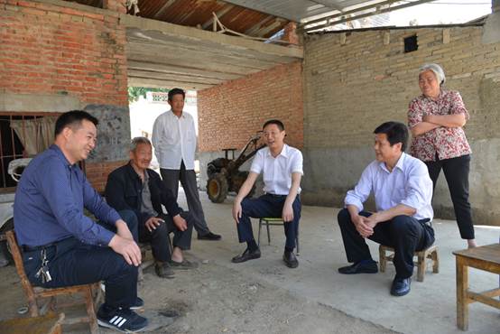 說(shuō)明: 5.16到昝崗鄉(xiāng)趙崗村走訪貧困戶(hù)涂興才.JPG