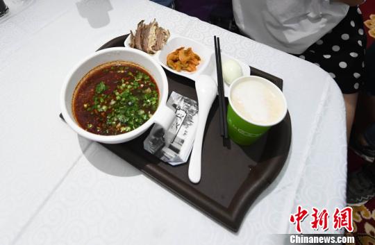圖為&ldquo;環(huán)西部火車游Y667/8次&rdquo;列車上推出蘭州牛肉面套餐，套餐38元，有一碗牛肉面、一碟牛肉、一個(gè)雞蛋、一份小菜、一份甜胚子。　楊艷敏 攝